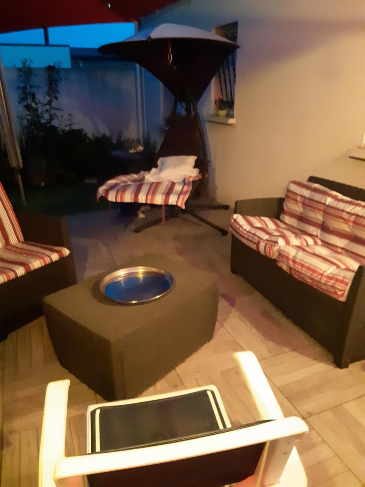 Chambre Lit Double Dans Pavillon , Chez Lilyanne Tonnay-Charente Exteriör bild